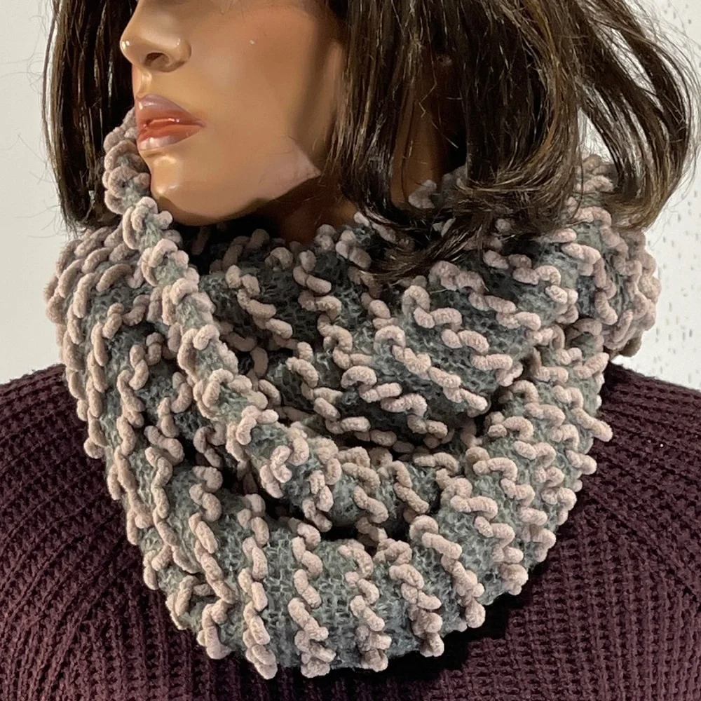 *Madison88 Women’s Pink & Gray Infinity Scarf